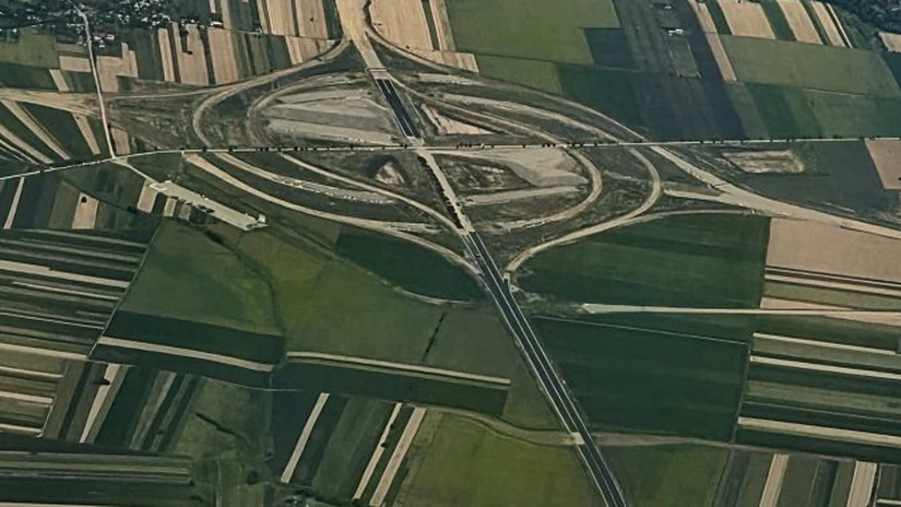 VIDEO Autostrada Moldovei A7: UMB așterne asfalt la cel mai mare nod rutier, primul de tip turbion din România