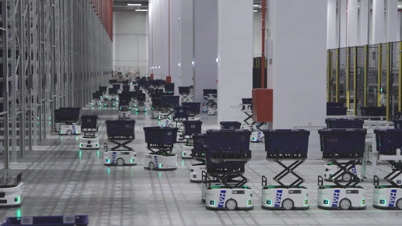VIDEO. Aproape 1.000 de roboți lucrează într-un depozit de lângă București. Cum ajung comenzile Reserved, Cropp și Sinsay la clienți
