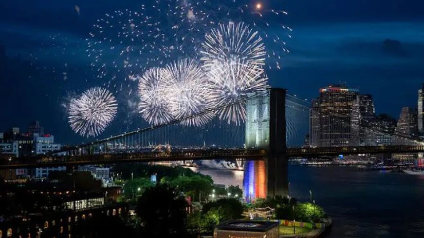 Focuri de artificii, survoluri şi un discurs 