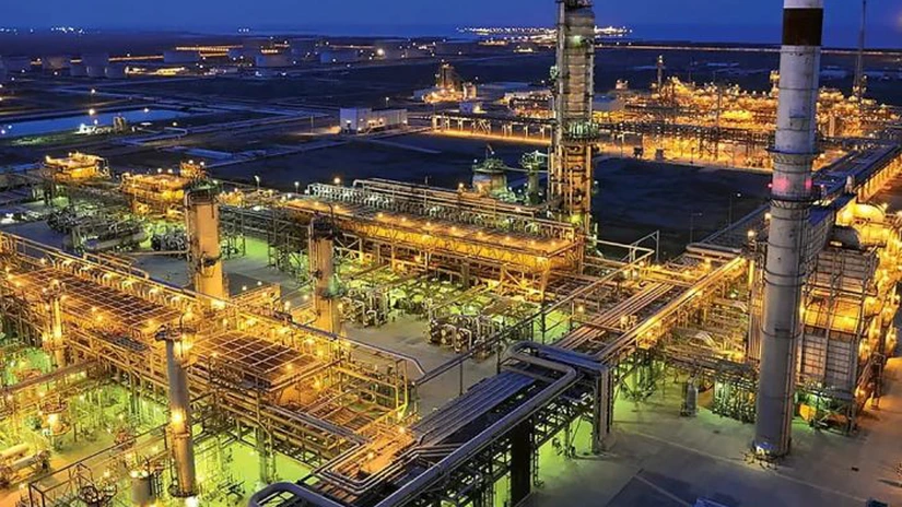 Atac cu dronă asupra unei uriașe rafinării Aramco. Tensiuni majore pe piața petrolului după izbucnirea unui incendiu la zori