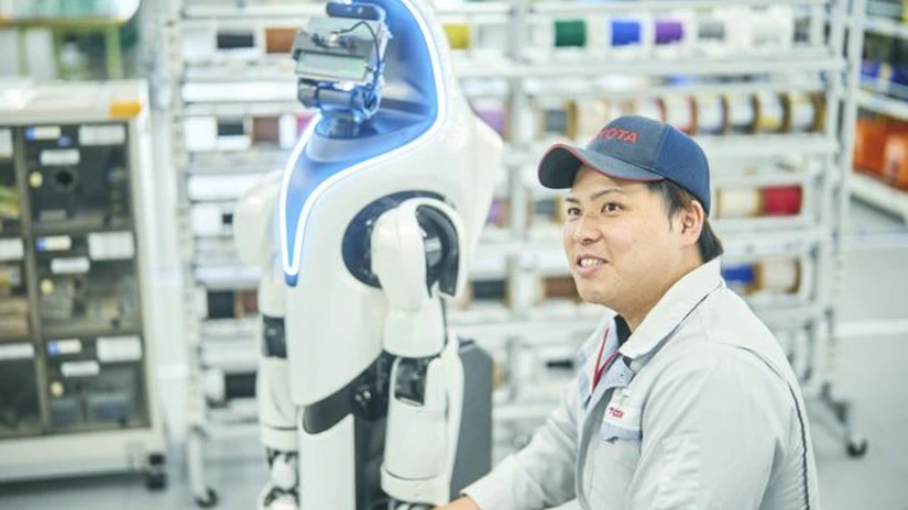 Pariul de 6 mld. USD al Toyota: mii de roboți umanoizi învață meserie de la angajați umani