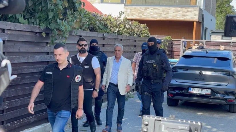 Update. E oficial. Călin Georgescu a fost reținut de procurori. Fostul candidat la alegerile prezidențiale și-a ridicat în sus mâinele încătușate la ieșirea din sediul DIICOT