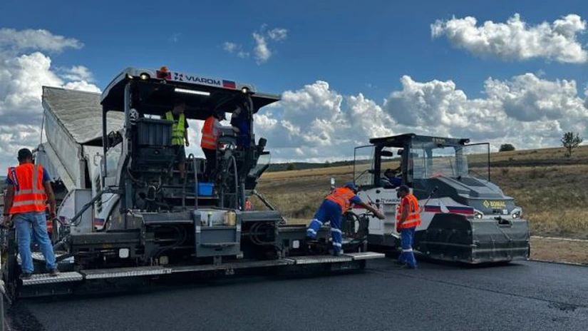 FOTO Autostrada A3 Transilvania: Au început lucrările de asfaltare pe secțiunea mega-viaductelor de 3,2 kilometri