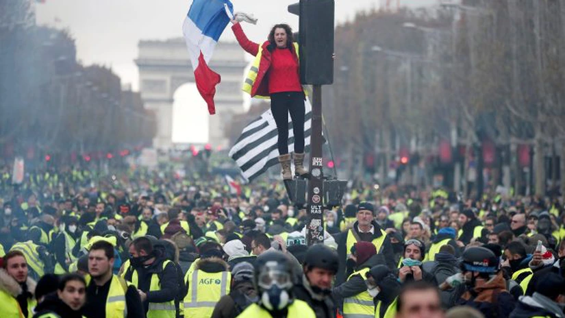 Pe fondul prețurilor record la carburanți din Europa, se fac apeluri pentru recursul la rezervele strategice. Ce spune Macron în condițiile în care francezii încep să-și aducă aminte de revolta “vestelor galbene”