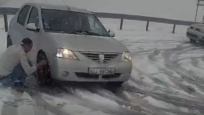Autoritățile închid circulația pe Transalpina între Rânca şi Obârşia Lotrului din cauza zăpezii (VIDEO)