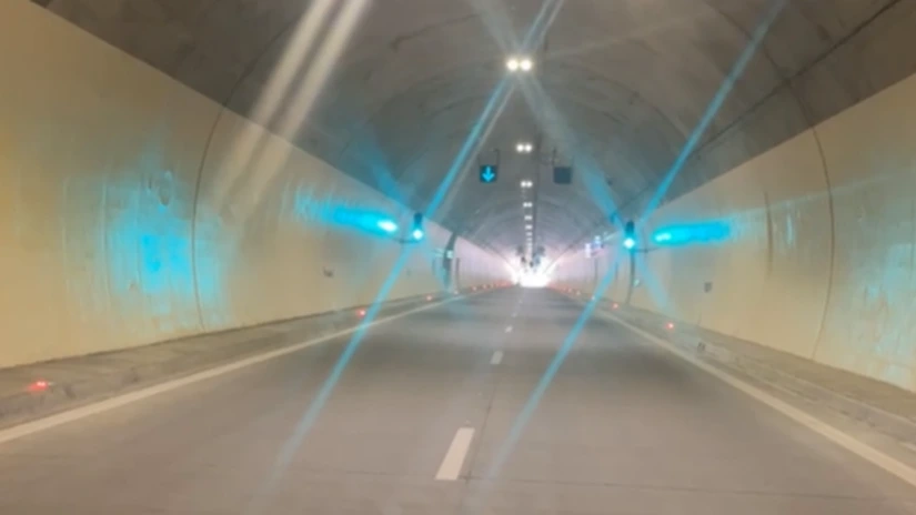 VIDEO Autostrada A1 Sibiu - Pitești: Există semnal la telefon în primul tunel veritabil de autostradă din România? Testul făcut de un oficial de la Transporturi