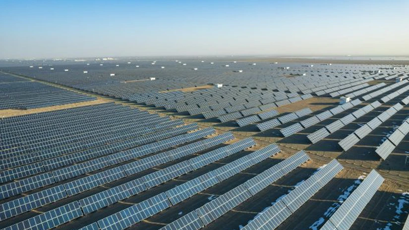 Apare un nou război al resurselor: China restricționează exportul tehnologiilor pentru panouri solare și blochează extinderea producției în SUA și India